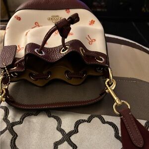 Drawstring bucket bag, burgundy and cream.
Wide strap crossbody or short handle